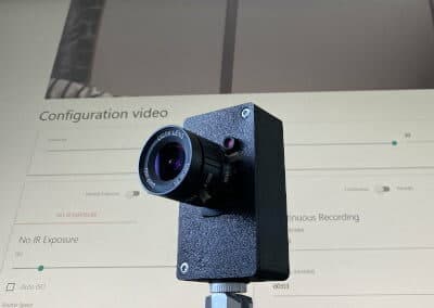 Caméra autonome et connectée. Entièrement configurable et sensible dans les infrarouges pour un enregistrement continu jour et nuit.